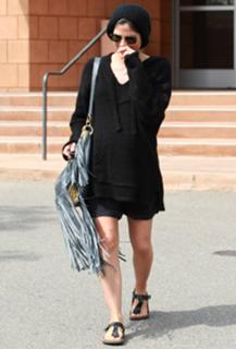 Selma Blair feet photo thumbnail