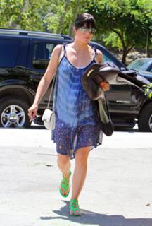 Selma Blair feet photo thumbnail