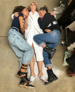 Selma Blair feet photo thumbnail