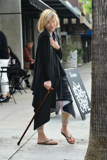 Selma Blair feet photo thumbnail