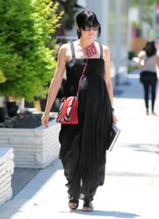 Selma Blair feet photo thumbnail