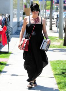 Selma Blair feet photo thumbnail
