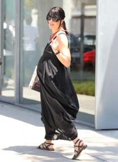 Selma Blair feet photo thumbnail
