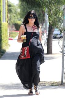 Selma Blair feet photo thumbnail