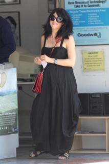 Selma Blair feet photo thumbnail