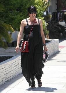 Selma Blair feet photo thumbnail