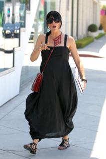 Selma Blair feet photo thumbnail