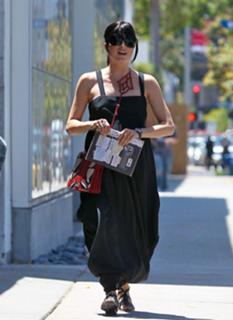 Selma Blair feet photo thumbnail