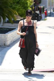 Selma Blair feet photo thumbnail