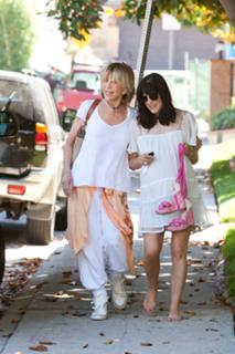 Selma Blair feet photo thumbnail
