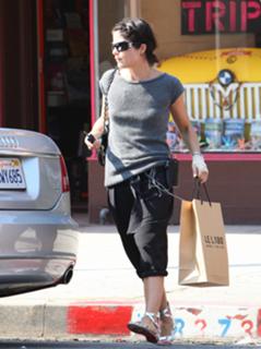 Selma Blair feet photo thumbnail