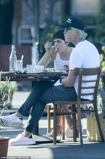 Selma Blair feet photo thumbnail