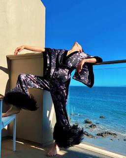 Selma Blair feet photo thumbnail