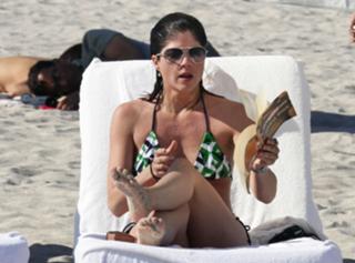 Selma Blair feet photo thumbnail