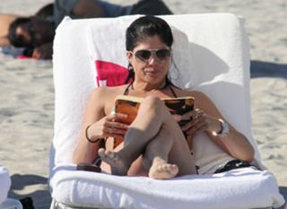Selma Blair feet photo thumbnail