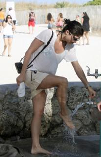Selma Blair feet photo thumbnail