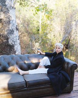 Selma Blair feet photo thumbnail