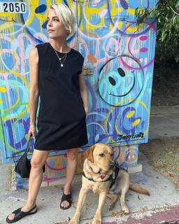 Selma Blair feet photo thumbnail