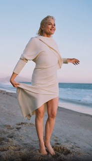 Selma Blair feet photo thumbnail