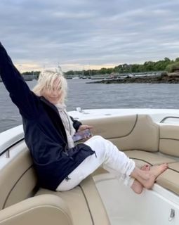 Selma Blair feet photo thumbnail