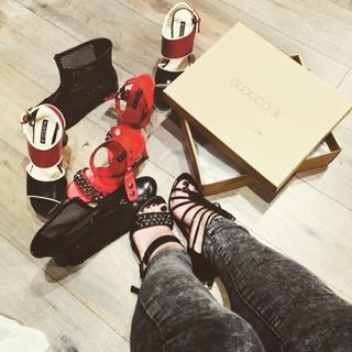 Serena Garitta feet photo thumbnail