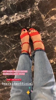 Serena Garitta feet photo thumbnail