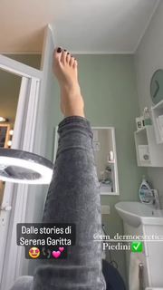 Serena Garitta feet photo thumbnail