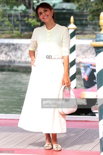 Serena Rossi feet photo thumbnail