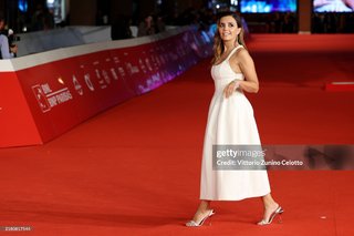 Serena Rossi feet photo thumbnail