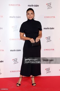 Serena Rossi feet photo thumbnail