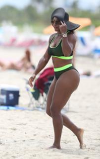 Serena Williams feet photo thumbnail