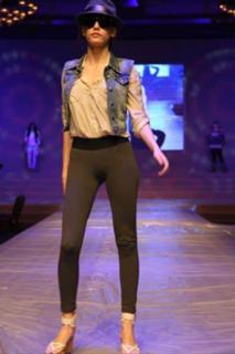 Serenay Sarikaya feet photo thumbnail