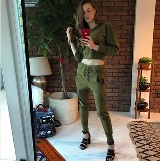 Serenay Sarikaya feet photo thumbnail
