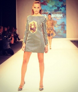 Serenay Sarikaya feet photo thumbnail