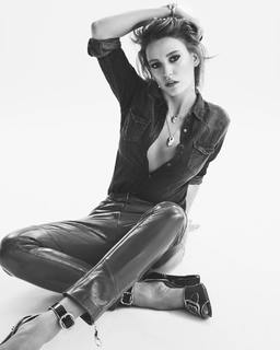 Serenay Sarikaya feet photo thumbnail
