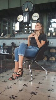 Serenay Sarikaya feet photo thumbnail