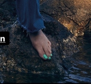 Serenay Sarikaya feet photo thumbnail