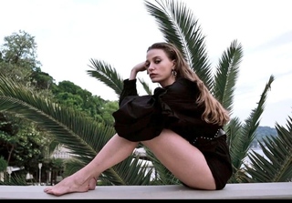 Serenay Sarikaya feet photo thumbnail