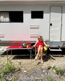 Serenay Sarikaya feet photo thumbnail
