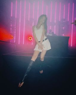 Serenay Sarikaya feet photo 1