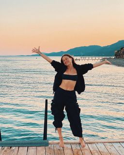 Serenay Sarikaya feet photo 10