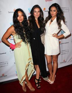 Serinda Swan feet photo thumbnail