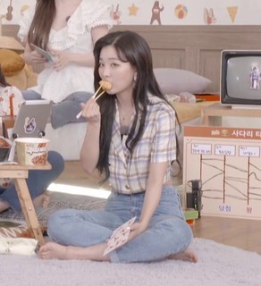 Seul-gi Kang feet photo thumbnail