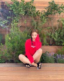 Seul-gi Kang feet photo thumbnail