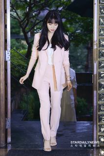Seung-Yeon Han feet photo 12