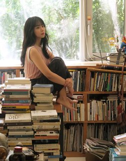 Seung-Yeon Han feet photo 3
