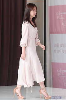 Seung-Yeon Han feet photo 9