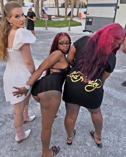 Sexyy Red feet photo thumbnail