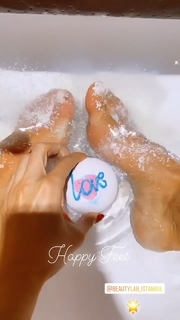 Seyma Subasi feet photo thumbnail