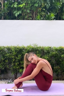 Seyma Subasi feet photo thumbnail